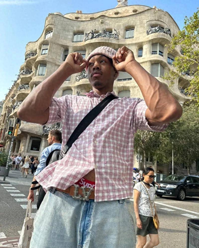 精神小伙！斯科蒂-巴恩斯晒自己在巴塞罗那旅游的照片(jing shen xiao huo si ke di ba en si shai zi ji zai ba sai luo na lyu you de zhao pian)