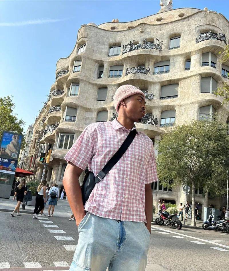 精神小伙！斯科蒂-巴恩斯晒自己在巴塞罗那旅游的照片