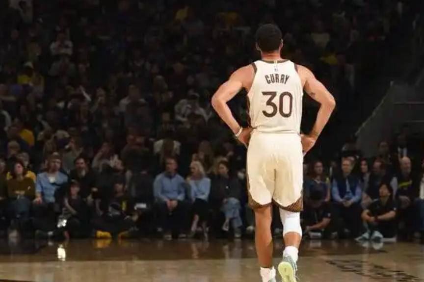 库里大腿股四头肌挫伤,至少缺席两周,勇士战绩面临严峻考验