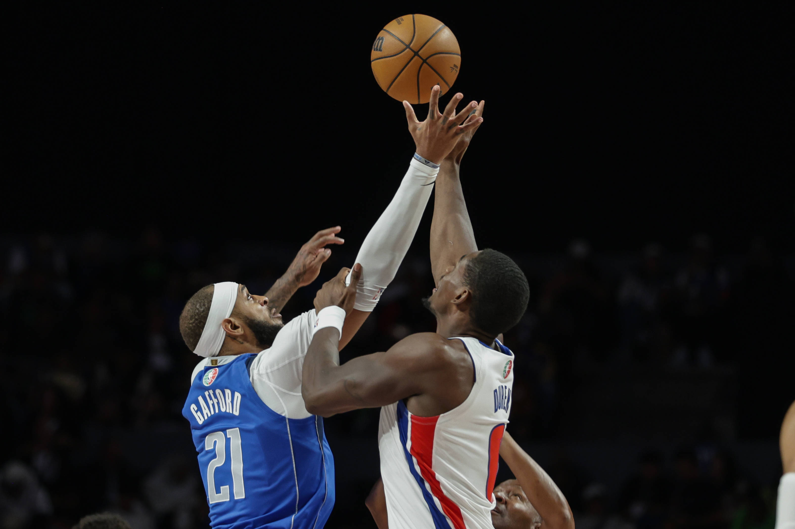 (体育)篮球——NBA常规赛:底特律活塞胜达拉斯独行侠