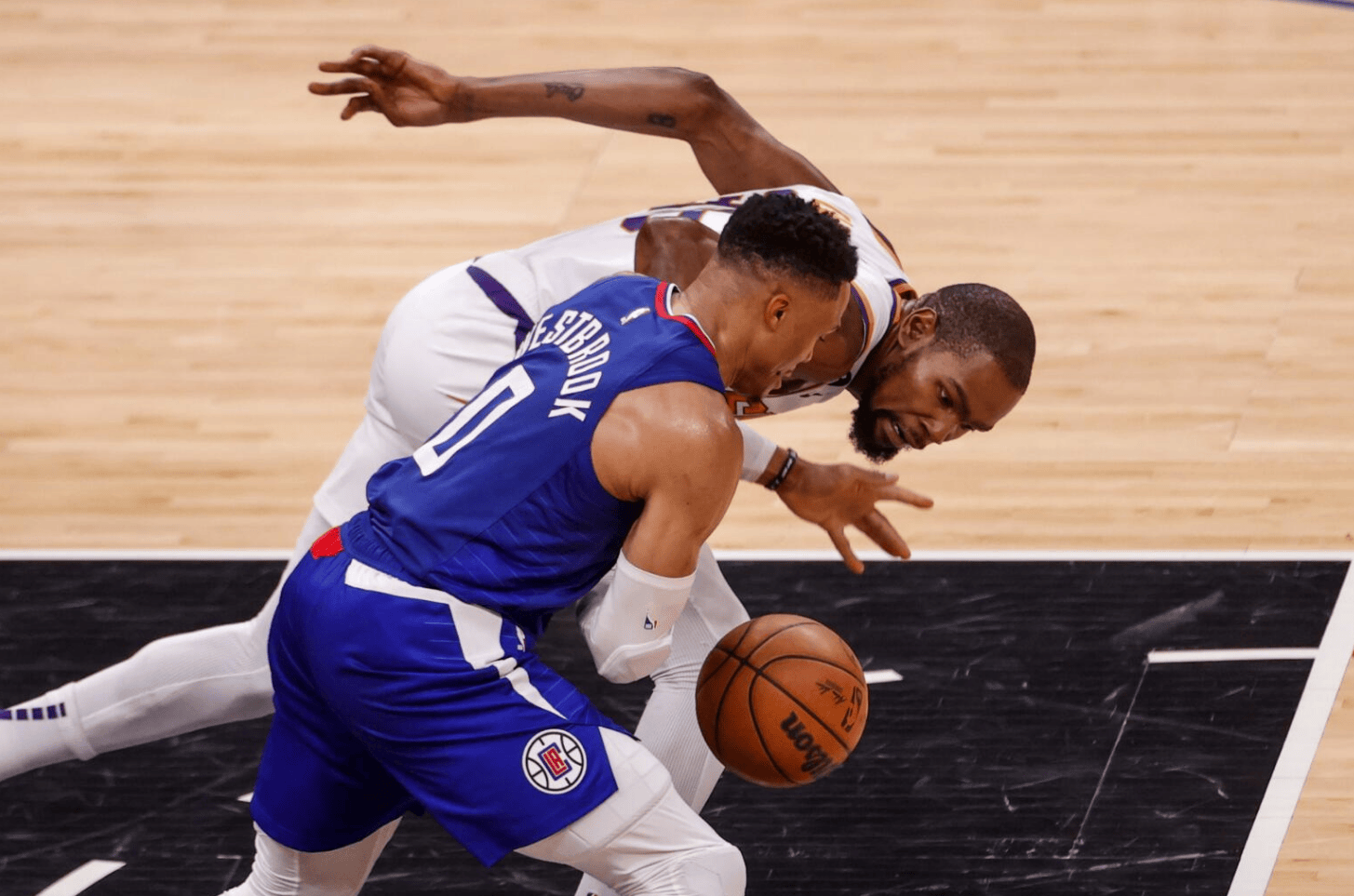 NBA | 历史三双王面临无球可打,他还能重返NBA赛场吗?