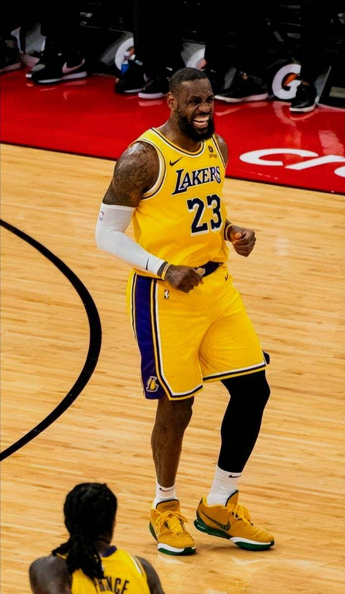 詹姆斯即将再度封神！登顶历史第一总胜场仅差59场！若达成只能说到NBA天花板了