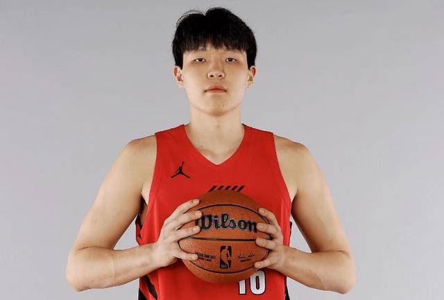 恭喜！杨瀚森NBA首次首发球衣被拍卖42356元 商业价值不菲