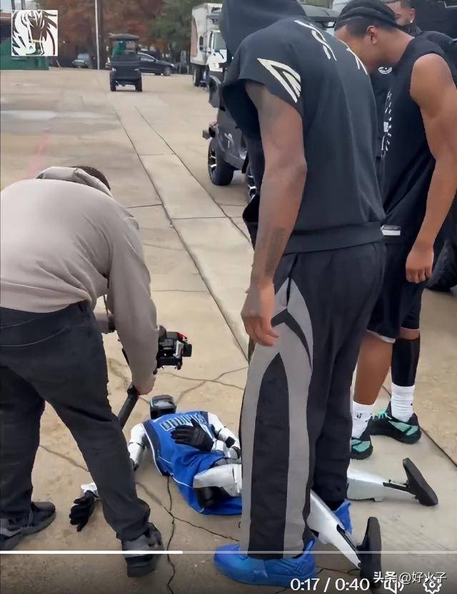 独行侠队凯里·欧文与机器人互动，但并非以炫酷的运球过人收尾