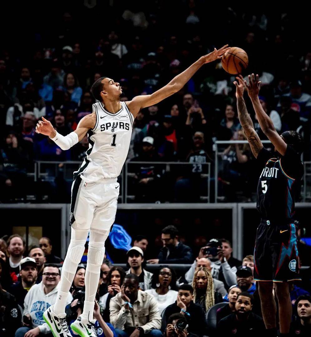 文班亚马这一(yī)帽，直接把(bǎ)NBA历史盖帽榜给捅破了！